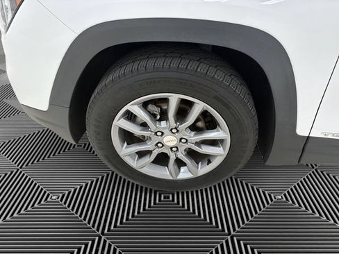 Used 2024 GMC Terrain SLT w/ Infotainment Package II AWD/4WD image 9