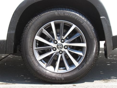Certified 2019 Toyota Highlander XLE AWD/4WD image 40