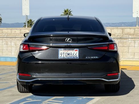 Certified 2025 Lexus ES 300h w/ Premium Package image 10