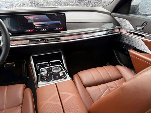 Certified 2023 BMW i7 xDrive60 w/ Executive Package 2 image 32