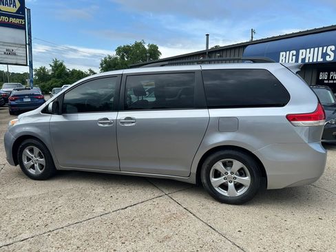 Used 2011 Toyota Sienna LE FWD image 4
