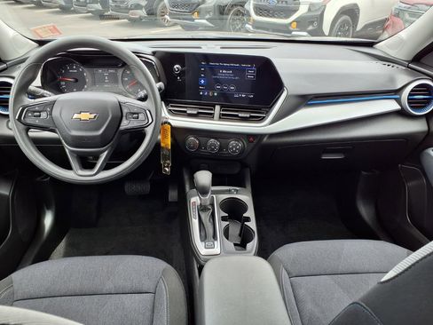Used 2024 Chevrolet Trax LS w/ LS Convenience Package FWD image 2