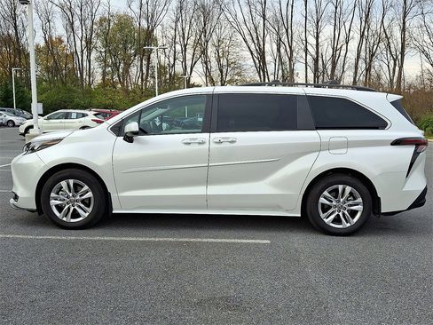 Certified 2024 Toyota Sienna XLE image 7
