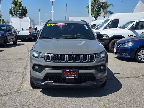 Used 2024 Jeep Compass Latitude AWD/4WD image 2