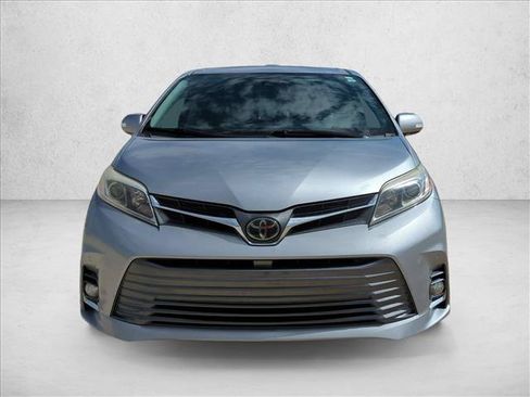 Used 2018 Toyota Sienna Limited FWD image 2