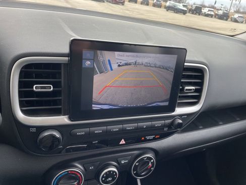 Used 2023 Hyundai Venue SE image 19