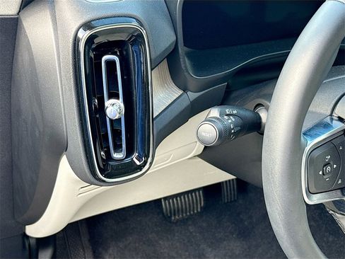 Used 2024 Volvo XC40 B5 Plus image 11