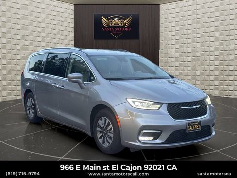 Used 2021 Chrysler Pacifica Touring-L FWD image 2