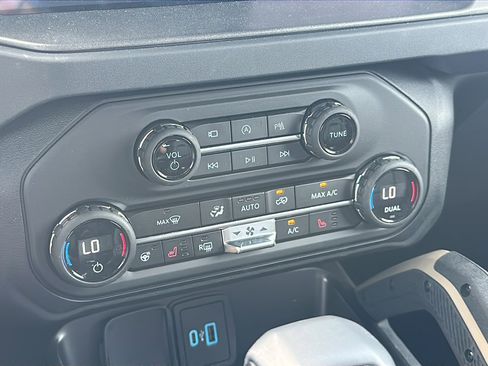 Used 2025 Ford Bronco Badlands image 30