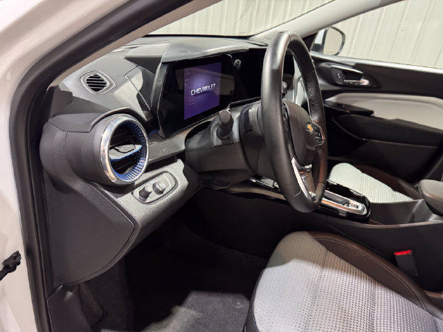 Used 2025 Chevrolet Trax LT w/ LT Convenience Package FWD image 11
