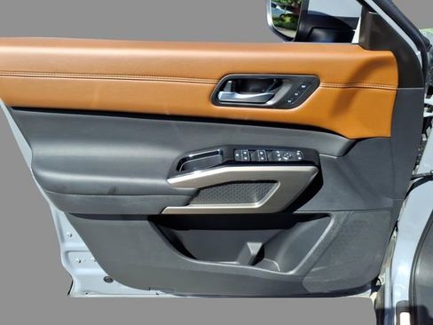 Certified 2025 Nissan Pathfinder Platinum AWD/4WD image 17