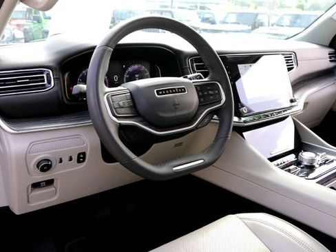 Used 2023 Jeep Wagoneer L Series III w/ Premium Group I AWD/4WD image 8