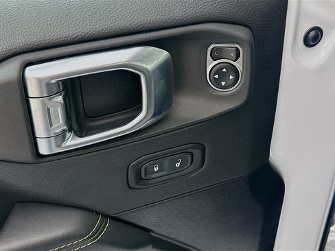 Used 2025 Jeep Wrangler Unlimited Sahara AWD/4WD image 15