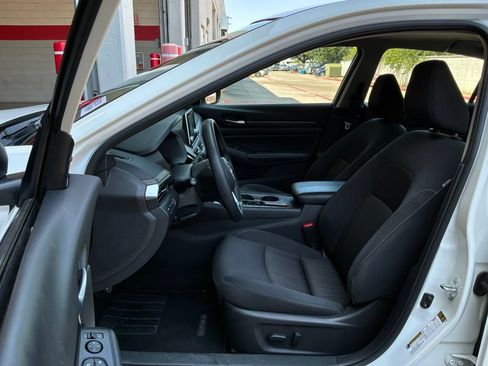 Used 2025 Nissan Altima 2.5 SV FWD image 10