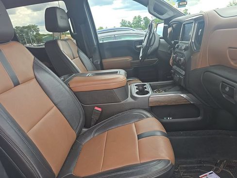 Used 2019 Chevrolet Silverado 1500 High Country w/ Technology Package AWD/4WD image 9