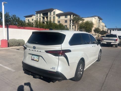 Used 2022 Toyota Sienna XLE image 4