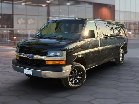 Used 2018 Chevrolet Express 3500 LT w/ LT Preferred Equipment Group RWD image 2
