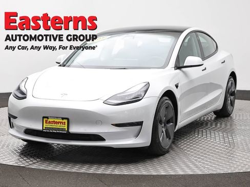 Used 2022 Tesla Model 3 Standard Range image 1