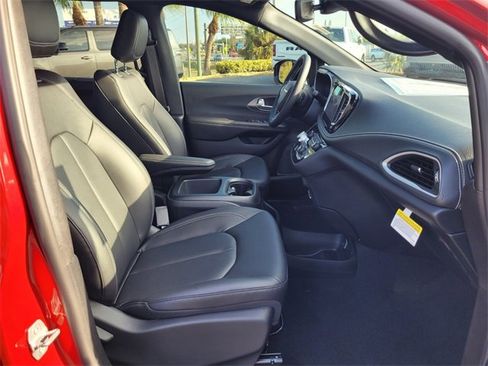 New 2026 Chrysler Pacifica Select image 18