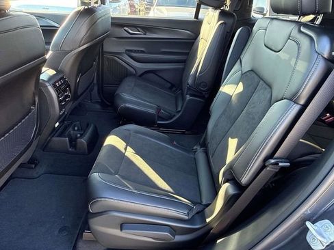 Used 2025 Jeep Grand Cherokee L Altitude RWD image 12