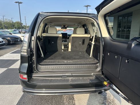 Used 2023 Lexus GX 460 Luxury w/ Sport Design Package AWD/4WD image 5