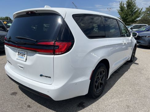 Used 2022 Chrysler Pacifica Limited w/ S Appearance Package FWD image 5