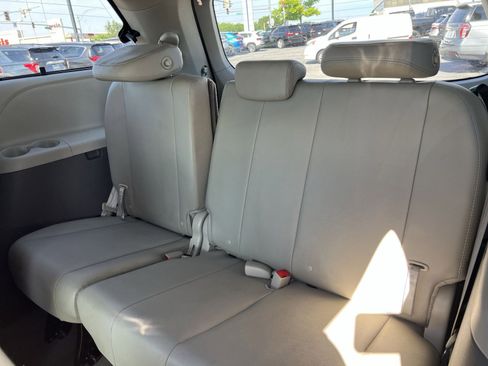 Used 2017 Toyota Sienna XLE w/ XLE Navigation Package FWD image 25