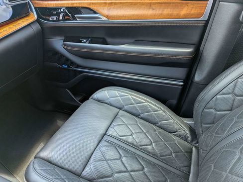 Used 2022 Jeep Grand Wagoneer Series III AWD/4WD image 18
