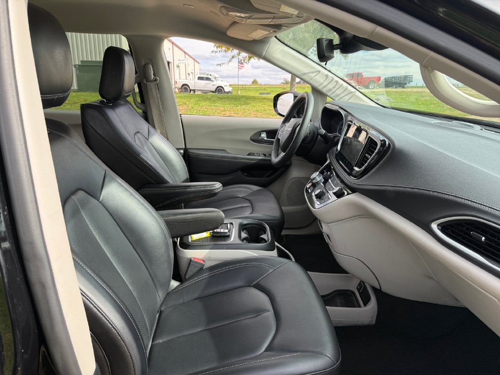 Used 2024 Chrysler Pacifica Limited FWD image 41