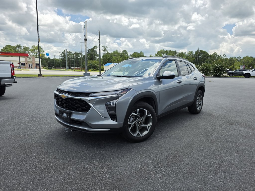 Used 2025 Chevrolet Trax LT FWD image 2