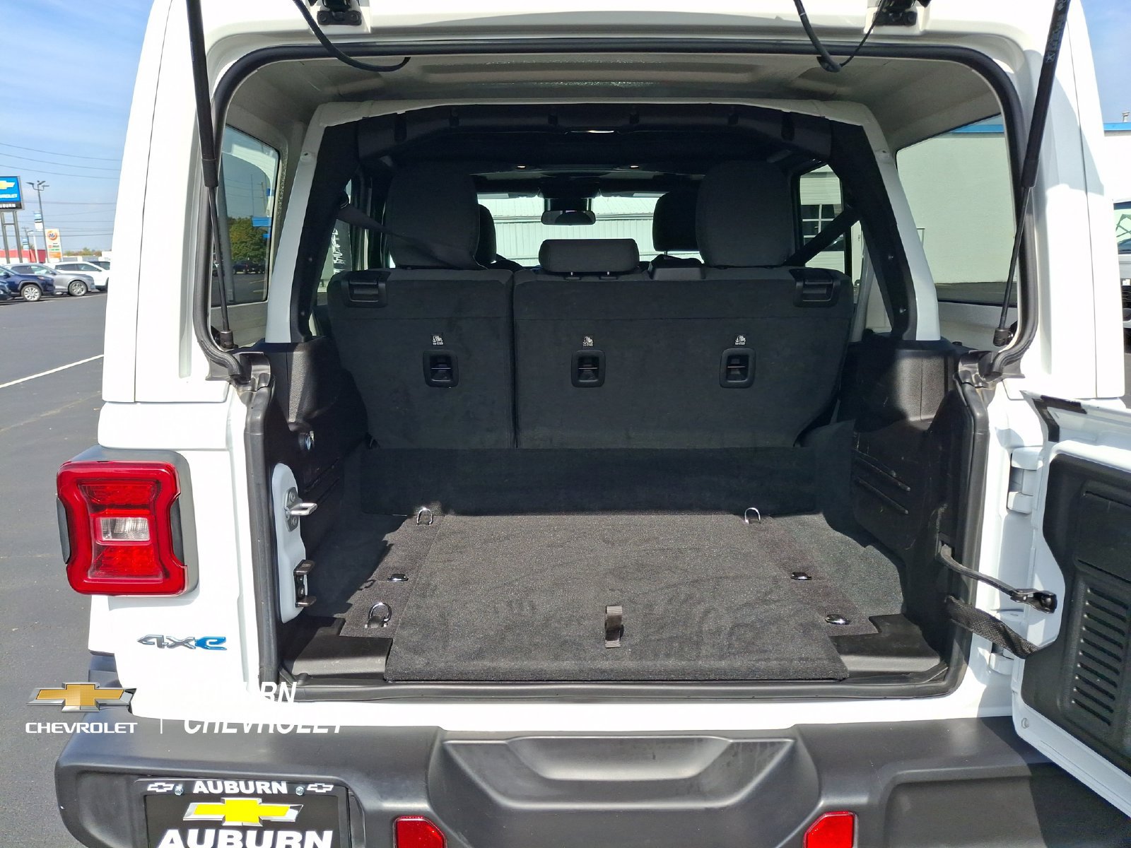 Used 2024 Jeep Wrangler Unlimited Sahara AWD/4WD image 19