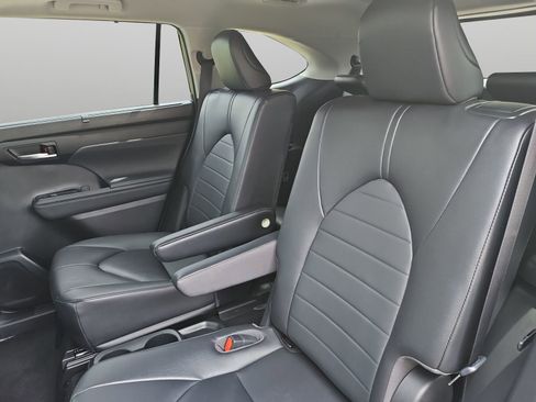 Used 2023 Toyota Highlander XLE FWD image 36