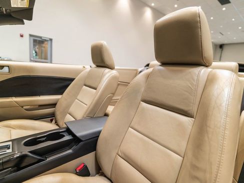 Used 2005 Ford Mustang Convertible RWD image 7