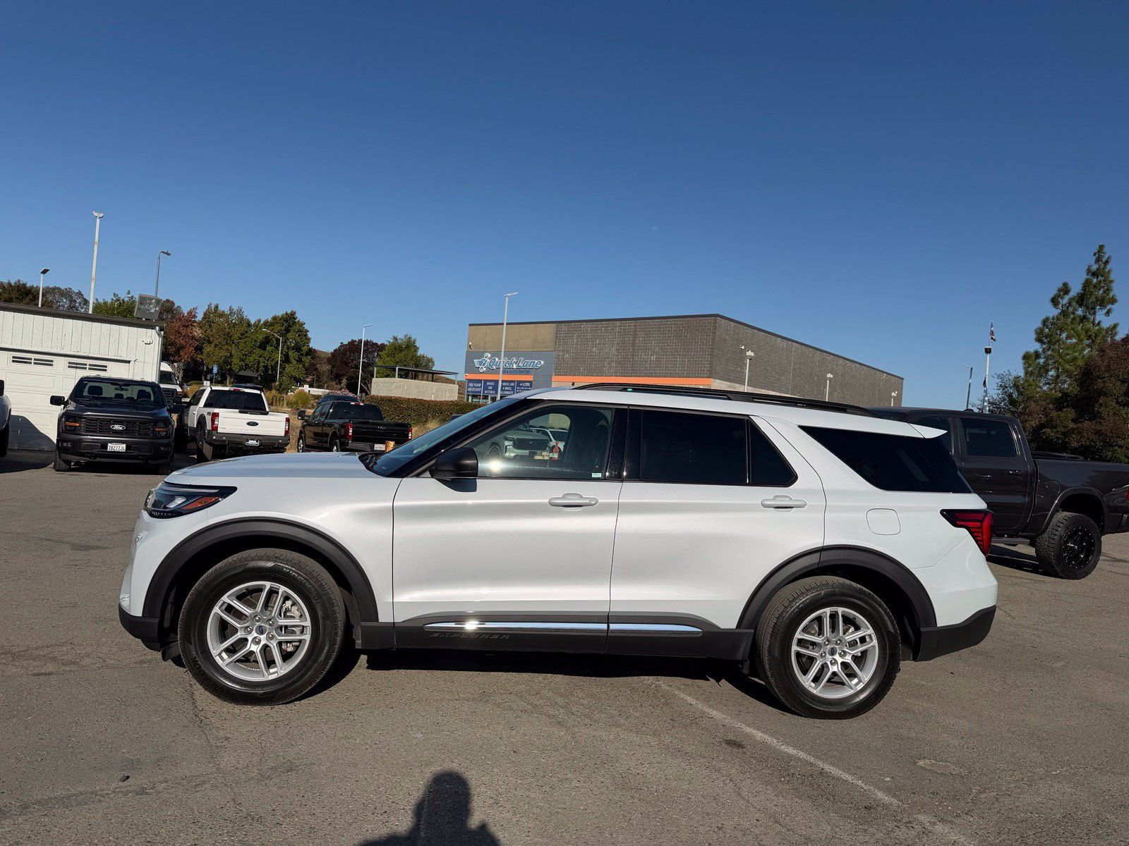 Used 2025 Ford Explorer Active AWD/4WD image 2