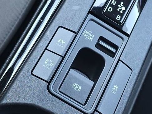 Used 2024 Toyota Prius Limited image 32