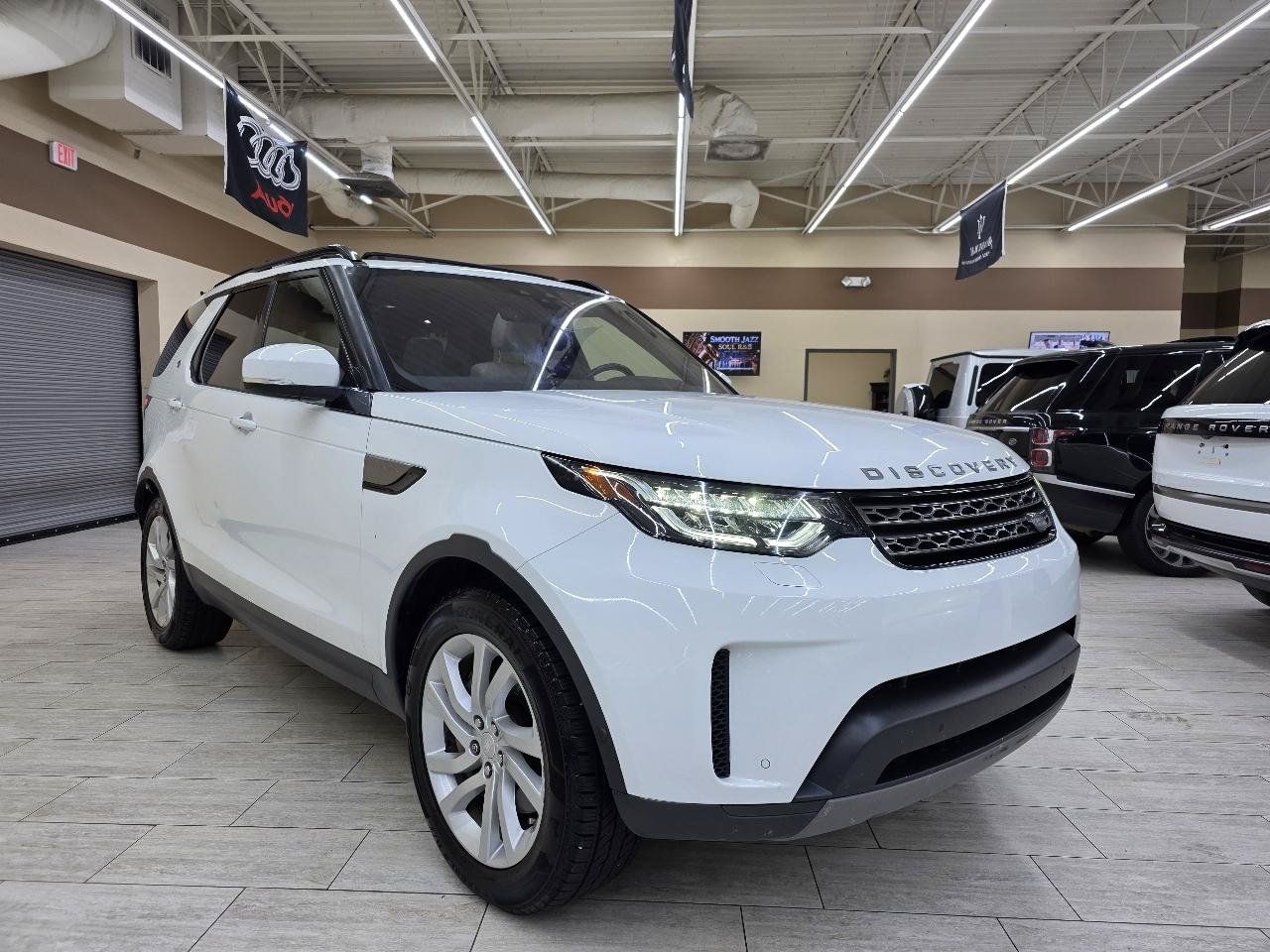 Used 2019 Land Rover Discovery SE AWD/4WD image 4