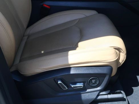Used 2019 Audi Q8 Prestige w/ Luxury Package AWD/4WD image 19