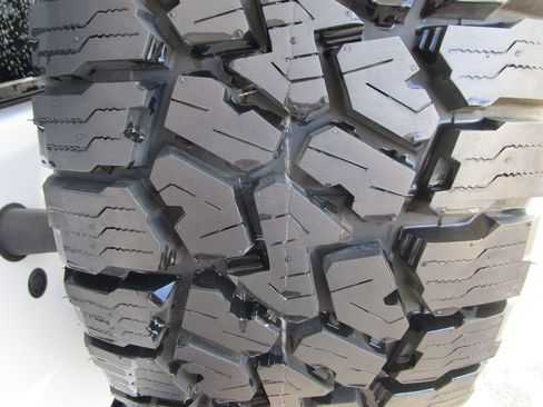 Used 2017 Jeep Wrangler Unlimited Sahara w/ Connectivity Group image 11