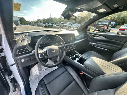 Used 2025 Chevrolet Traverse LT image 10