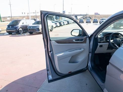 New 2026 Volkswagen Atlas SE image 11