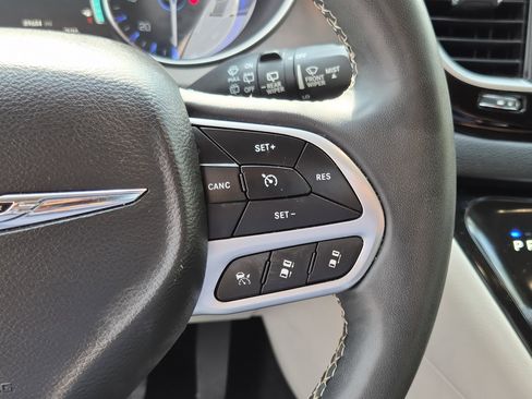 Used 2022 Chrysler Pacifica Touring-L FWD image 25