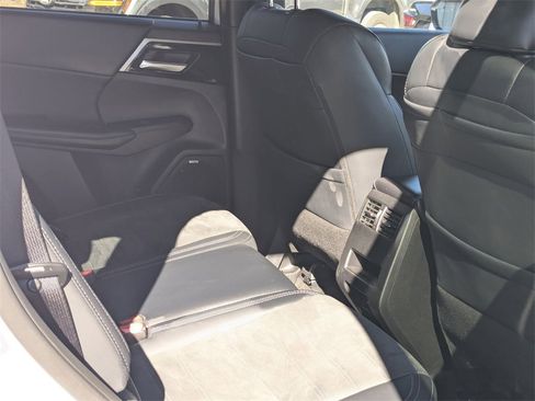 Used 2025 Mitsubishi Outlander SE image 30