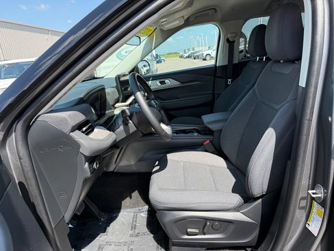 Used 2025 Ford Explorer Active AWD/4WD image 5