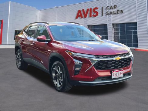 Used 2025 Chevrolet Trax LT w/ LT Convenience Package FWD image 3