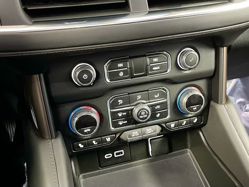 Used 2023 Chevrolet Suburban High Country AWD/4WD image 16