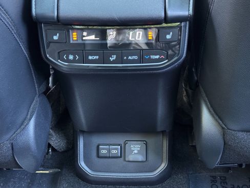 Used 2025 Toyota Highlander Platinum AWD/4WD image 38