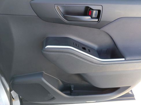 Used 2024 Toyota Highlander LE image 18