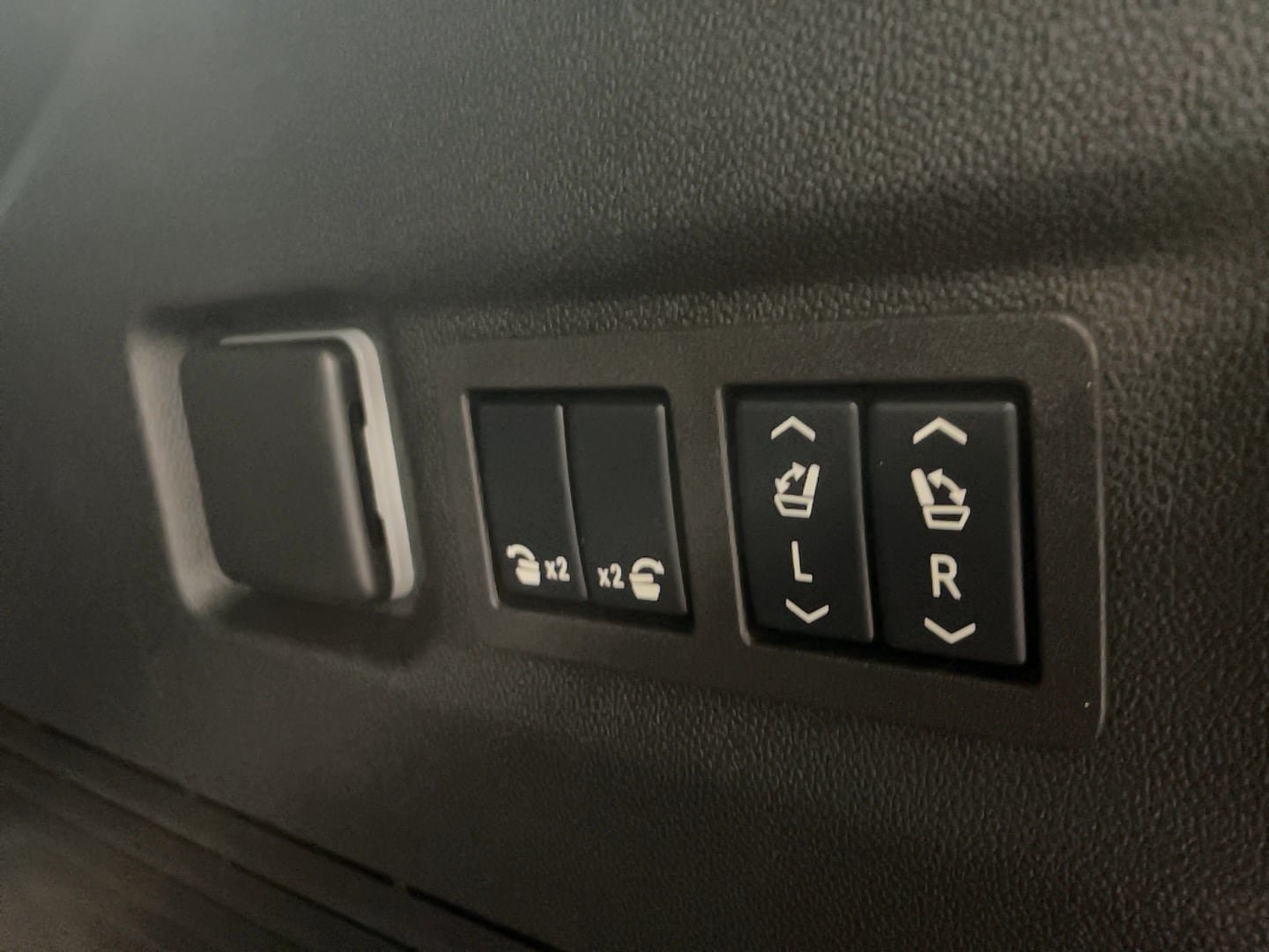 Used 2024 GMC Yukon XL Denali AWD/4WD image 24