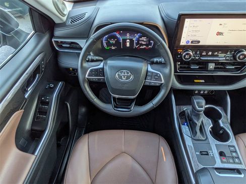 Certified 2025 Toyota Highlander Limited image 18