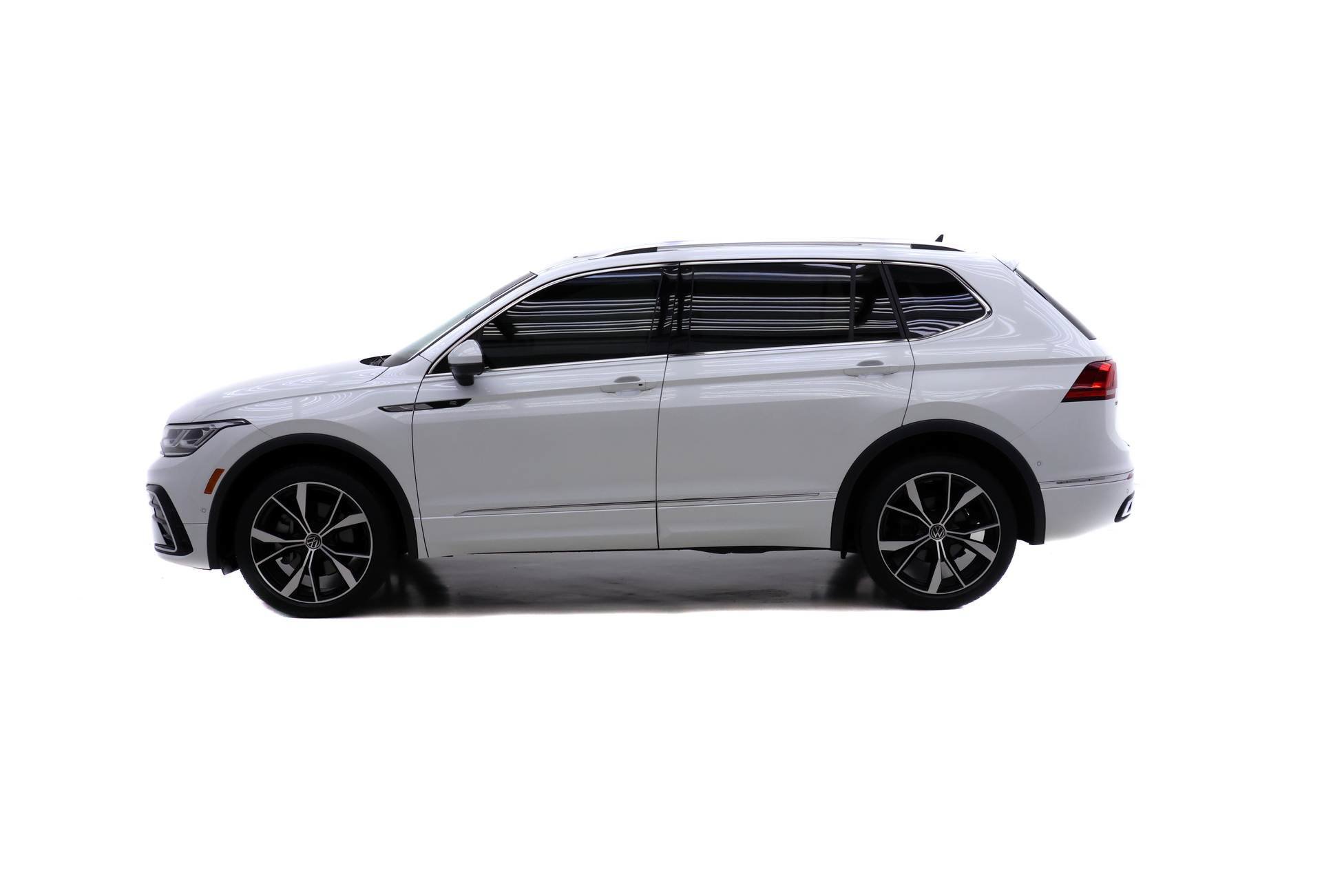 Used 2024 Volkswagen Tiguan SEL R-Line AWD/4WD image 3
